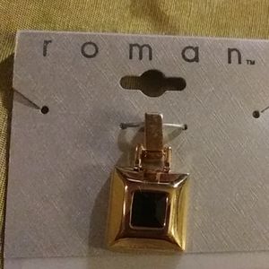 Roman pendant gold colored black gem in middle